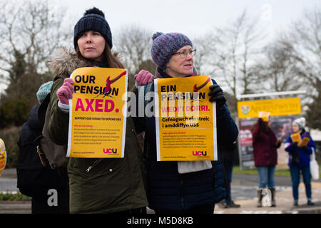 Aberystwyth Wales UK, giovedì 22 febbraio 2018 UCU Strike : Membri della UCU (Università e College unione) su una linea di picchetto al di fuori del campus a Aberystwyth University il primo giorno di un Regno Unito ampia serie di scioperi chiamato dall'unione in segno di protesta contro i tagli ai loro membri a lungo termine garantita benefici pensionistici e i diritti dei cittadini. Ci sono alcuni UCU 400 membri del personale a Aberystwyth University, e molte lezioni e classi dovranno essere annullato o rinviato come risultato di questi giorni di sciopero Credito: Keith Morris / Alamy Live News Foto Stock