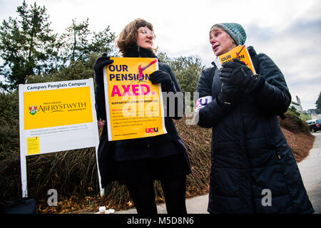 Aberystwyth Wales UK, giovedì 22 febbraio 2018 UCU Strike : Membri della UCU (Università e College unione) su una linea di picchetto al di fuori del campus a Aberystwyth University il primo giorno di un Regno Unito ampia serie di scioperi chiamato dall'unione in segno di protesta contro i tagli ai loro membri a lungo termine garantita benefici pensionistici e i diritti dei cittadini. Ci sono alcuni UCU 400 membri del personale a Aberystwyth University, e molte lezioni e classi dovranno essere annullato o rinviato come risultato di questi giorni di sciopero Credito: Keith Morris / Alamy Live News Foto Stock