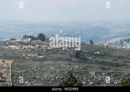 Misgav Am, Israele. Il 21 febbraio, 2018. Kibbutz di Misgav Am, con una popolazione di circa 300, situato nella Galilea superiore vicino alla frontiera libanese, è circondato da un recinto di sicurezza, bunker, trincee fortificate, bomba sotterraneo rifugi e residenti preparata a reagire a qualsiasi emergenza. La diplomazia gli sforzi per risolvere le tensioni tra Israele e il Libano in corso con la mediazione degli Stati Uniti Membro del Dipartimento di Satterfield. Attuali controversie in merito israeliano della costruzione di un muro di confine, Libano di start di esplorazione di gas in mare e la crescente arsenale di Iran backed Hezbollah hanno causato questo picco Foto Stock