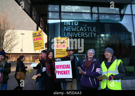 Università di Newcastle, Regno Unito, 22 febbraio 2018. Docenti universitari prendere azione industriale in tutto il regno unito su una riga sulle pensioni, Università di Newcastle, Regno Unito, 22 febbraio 2018, David Whinham/Alamy Live News Foto Stock