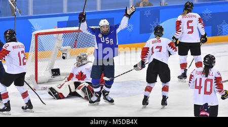 Gangneung, Corea del Sud. Il 22 febbraio, 2018. 22 febbraio 2018, Corea del Sud, Gangneung, Olimpiadi, Hockey su ghiaccio, femminile, finali, Canada vs USA, Kwandong-Hockey-Center: Hilary Knight (21, C) DAGLI STATI UNITI D'AMERICA celebra segnando il suo lato del primo gol contro il Canada. Credito: Pietro Kneffel/dpa/Alamy Live News Credito: dpa picture alliance/Alamy Live News Foto Stock