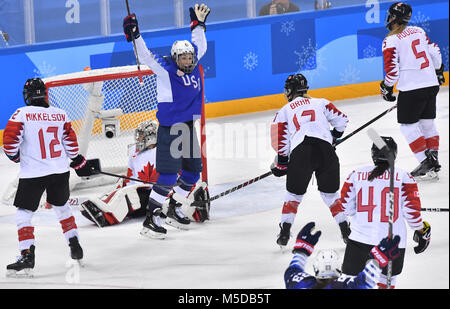 Gangneung, Corea del Sud. Il 22 febbraio, 2018. 22 febbraio 2018, Corea del Sud, Gangneung, Olimpiadi, Hockey su ghiaccio, femminile, finali, Canada vs USA, Kwandong-Hockey-Center: Hilary Knight (21, C) DAGLI STATI UNITI D'AMERICA celebra segnando il suo lato del primo gol contro il Canada. Credito: Pietro Kneffel/dpa/Alamy Live News Credito: dpa picture alliance/Alamy Live News Foto Stock