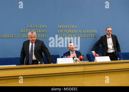 22.02.2018. RIGA, Lettonia. Premere il tasto conferenza presso il lettone Ministero degli Affari Esteri - STATI UNITI Il vice Segretario di Stato il sig. John J. Sullivan e Edgars Rinkevics, lettone il Ministro degli Affari Esteri. Foto Stock