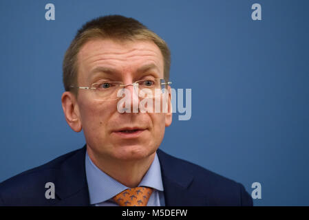 22.02.2018. RIGA, Lettonia. Premere il tasto conferenza presso il lettone Ministero degli Affari Esteri - STATI UNITI Il vice Segretario di Stato il sig. John J. Sullivan e Edgars Rinkevics, lettone il Ministro degli Affari Esteri. Foto Stock