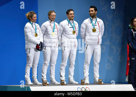 Team Frankreich FRA, 1. Platz, Goldmedaillengewinner, oro, Goldmedaille, Olympiasieger, von links: con Marie DORIN HABERT, Anais BESCOND, Simon DESTHIEUX und Martin FOURCADE, 1. Platz, Goldmedaillengewinner, oro, Goldmedaille, Olympiasieger, giubilo, jubelt, Freude, Begeisterung, emozione jubeln, saluti - Biathlon Mixed-Staffel, Team Wettbewerb, Mannschaftswettbewerb, Biathlon - 2x6km donne 2x7.5km uomini staffetta mista staffetta mista vittoria cerimonia. Siegerehrung, vittoria cerimonia, PyeongChang Olympic medals plaza am 21.02.2018. Olympische Winterspiele 2018 vom 09.02. - 25.02.2018 in Pyeon Foto Stock