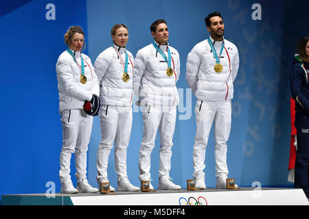 Team Frankreich FRA, 1. Platz, Goldmedaillengewinner, oro, Goldmedaille, Olympiasieger, von links: con Marie DORIN HABERT, Anais BESCOND, Simon DESTHIEUX und Martin FOURCADE, 1. Platz, Goldmedaillengewinner, oro, Goldmedaille, Olympiasieger, giubilo, jubelt, Freude, Begeisterung, emozione jubeln, saluti - Biathlon Mixed-Staffel, Team Wettbewerb, Mannschaftswettbewerb, Biathlon - 2x6km donne 2x7.5km uomini staffetta mista staffetta mista vittoria cerimonia. Siegerehrung, vittoria cerimonia, PyeongChang Olympic medals plaza am 21.02.2018. Olympische Winterspiele 2018 vom 09.02. - 25.02.2018 in Pyeon Foto Stock