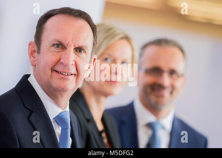 22 febbraio 2018, Germania, Duesseldorf: Hans Van Bylen (L-R), CEO di chimico tedesco e di beni di consumo società Henkel, direttore personale Kathring Menges e direttore finanziario Carsten Knobel, stare accanto a ogni altro durante il rendiconto finanziario conferenza stampa. Foto: Rolf Vennenbernd/dpa Foto Stock