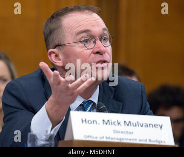 Washington, Stati Uniti d'America. Xiii Febbraio, 2018. Mick Mulvaney, Direttore dell Ufficio di gestione e bilancio, testimonia davanti al Senato degli Stati Uniti di Comitato del bilancio Il presidente del anno fiscale 2019 proposta di bilancio sul Campidoglio di Washington, DC martedì, 13 febbraio 2018. Credito: Ron Sachs/CNP - nessun filo SERVICE - Credit: Ron Sachs/consolidato Notizie Foto/Ron Sachs - CNP/dpa/Alamy Live News Foto Stock