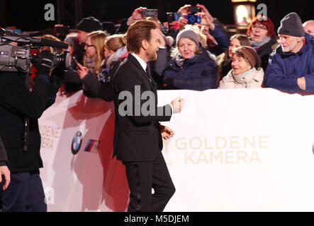 Amburgo, Germania. Il 22 febbraio, 2018. Golden fotocamera Cerimonia di Premiazione: l'attore scozzese Ewan McGregor pone per le foto con i fans. McGregor è di ricevere il Golden fotocamera come "Miglior attore internazionale". Credito: dpa picture alliance/Alamy Live News Credito: dpa picture alliance/Alamy Live News Foto Stock