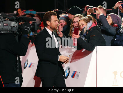 Amburgo, Germania. Il 22 febbraio, 2018. Golden fotocamera Cerimonia di Premiazione: l'attore scozzese Ewan McGregor pone per le foto con i fans. McGregor è di ricevere il Golden fotocamera come "Miglior attore internazionale". Credito: dpa picture alliance/Alamy Live News Credito: dpa picture alliance/Alamy Live News Foto Stock