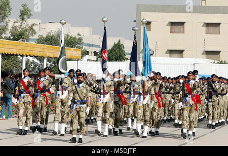 I guardacoste reclute presente guardia d'onore durante il loro passaggio dalla sfilata cerimonia tenutasi presso il Pakistan Coast Guard Training Center a Karachi il giovedì 22 febbraio, 2018. Foto Stock