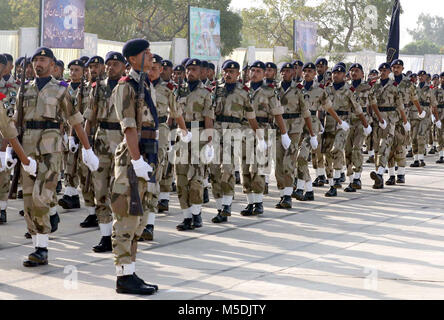 I guardacoste reclute presente guardia d'onore durante il loro passaggio dalla sfilata cerimonia tenutasi presso il Pakistan Coast Guard Training Center a Karachi il giovedì 22 febbraio, 2018. Foto Stock