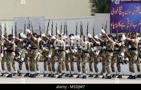 I guardacoste reclute presente guardia d'onore durante il loro passaggio dalla sfilata cerimonia tenutasi presso il Pakistan Coast Guard Training Center a Karachi il giovedì 22 febbraio, 2018. Foto Stock