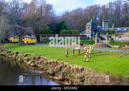 Glasgow, Scotland, Regno Unito. Il 22 febbraio, 2018. Vigili del fuoco da Scottish fuoco e il servizio di soccorso V02 Pollok su un esercizio di formazione nel parco di Pollok Country Park. L'esercizio coinvolti tecniche per un salvataggio in ed intorno a un corso d'acqua. Credito: Berretto Alamy/Live News Foto Stock