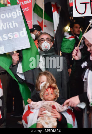 Piccadilly Circus, Londra, Regno Unito. Il 22 febbraio 2018. Segno di protesta per la parte orientale Ghouta tenutasi a Piccadilly Circus a Londra per la Siria Campagna di solidarietà. Credito: Matteo Chattle/Alamy Live News Foto Stock