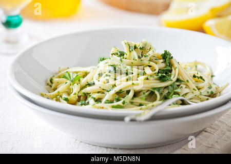 Piatto di pasta con alcuni fatti in casa il pesto Foto Stock