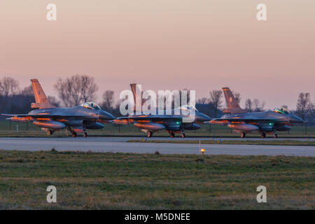 Leeuwarden 6 Feb 2018: volo notturno esercizio. F-16 Fighting Falcon preparando per prendere il via nel sole di sera. Foto Stock