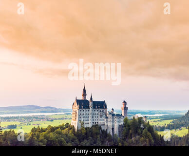 Splendida veduta aerea del castello di Neuschwanstein e nella stagione estiva Foto Stock