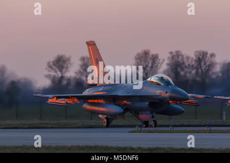 Leeuwarden 6 Feb 2018: volo notturno esercizio. F-16 Fighting Falcon preparando per prendere il via nel sole di sera. Foto Stock