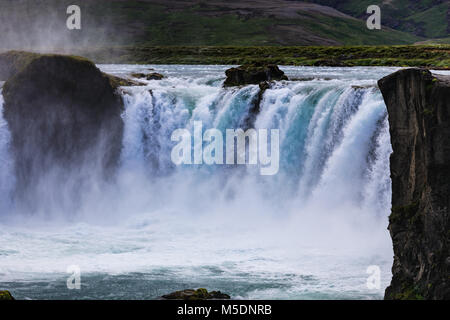 Famoso godafoss è uno delle più belle cascate in Islanda è situato al nord Foto Stock