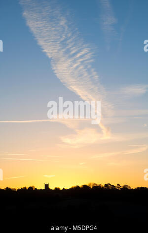 St Edward's Chiesa in Stow on the Wold al sorgere del sole all'orizzonte. Silhouette. Stow on the Wold, Cotswolds, Gloucestershire, Inghilterra Foto Stock