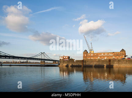 Krefeld-Uerdingen, Rheinhafen, Lagerhäuser und Rheinbrücke Foto Stock