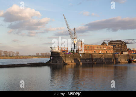 Krefeld-Uerdingen, Rheinhafen, Hafeneinfahrt und Lagerhäuser Foto Stock