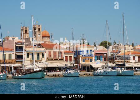 Il lungomare di Aegina città sull'isola greca di Egina il 26 aprile 2017. L'isola è una destinazione popolare per gli ateniesi. Foto Stock