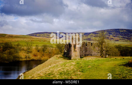 Morton Castle si trova da un lago artificiale nelle colline sopra Nithsdale, in Dumfries and Galloway, a sud-ovest della Scozia. Esso si trova a 2,5 miglia a nord-EA Foto Stock