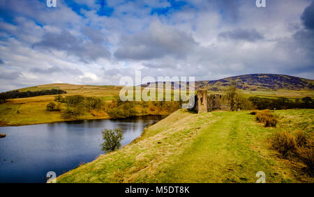 Morton Castle si trova da un lago artificiale nelle colline sopra Nithsdale, in Dumfries and Galloway, a sud-ovest della Scozia. Esso si trova a 2,5 miglia a nord-EA Foto Stock