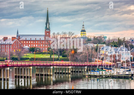 Annapolis, Maryland, Stati Uniti d'America State House e la chiesa di Santa Maria visualizzata su Annapolis Harbour e Eastport Bridge. Foto Stock