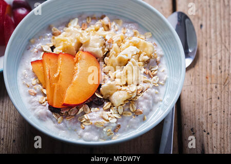 Fragola porridge con avena, purea di banana e prugna Foto Stock