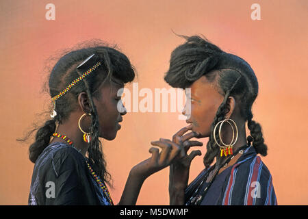 Niger. Agadez. Deserto del Sahara. Il Sahel. Le persone della tribù Wodaabe. Anche chiamato, Peul Bororo Fulani. Bovini-allevatori. Nomadi. Le donne in abito festivo. Portr Foto Stock