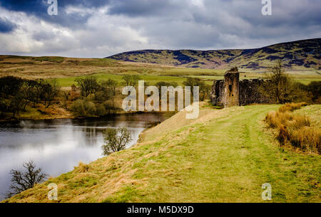 Morton Castle si trova da un lago artificiale nelle colline sopra Nithsdale, in Dumfries and Galloway, a sud-ovest della Scozia. Esso si trova a 2,5 miglia a nord-EA Foto Stock