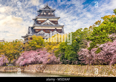 Hiroshima, Giappone castello in primavera. Foto Stock