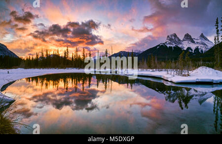 Le tre sorelle si riflette nel fiume Bow durante il sunrise a Canmore near Banff, Alberta, Canada Foto Stock