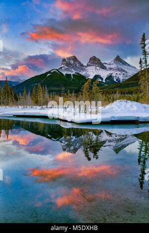 Le tre sorelle si riflette nel fiume Bow durante il sunrise a Canmore near Banff, Alberta, Canada Foto Stock