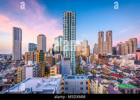 West Shinjuku, Tokyo, Giappone financial district cityscape su appartamenti residenziali. Foto Stock