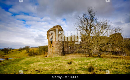 Morton Castle si trova da un lago artificiale nelle colline sopra Nithsdale, in Dumfries and Galloway, a sud-ovest della Scozia. Esso si trova a 2,5 miglia a nord-EA Foto Stock