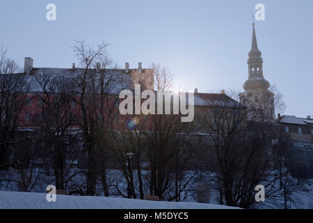 La mattina presto in Toompark, Tallinn in inverno, con la torre di Toomkirik che domina lo skyline Foto Stock