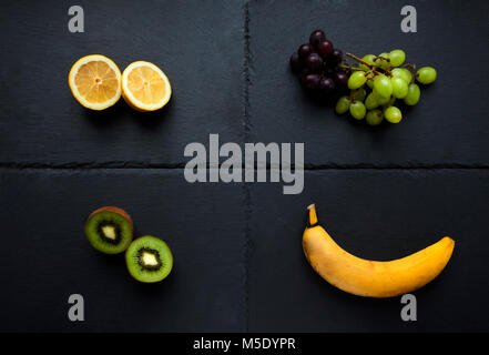 Molti frutti sul display; limone, banana, kiwi, e il rosso e il verde UVA Foto Stock