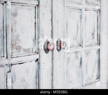 Bianco in legno porte con le maniglie in bronzo Foto Stock