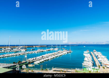 Castellammare del Golfo, Italia - Agosto 7, 2017: yacht, barche e barche a vela ormeggiata presso la marina in estate a Castellammare del Golfo in Sicilia, Ital Foto Stock