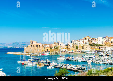 Castellammare del Golfo, Italia - Agosto 7, 2017: panoramica di Castellammare del Golfo con la sua marina e la sua fortezza medievale in estate in SICILIA, Foto Stock