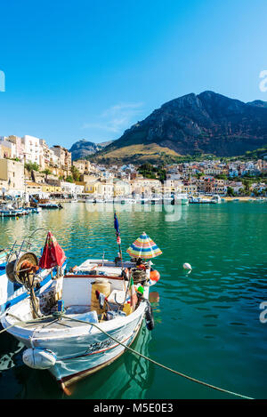 Castellammare del Golfo, Italia - Agosto 7, 2017: porto di pesca con il vecchio legno barche da pesca ancorata al marina in estate a Castellammare del Golfo Foto Stock