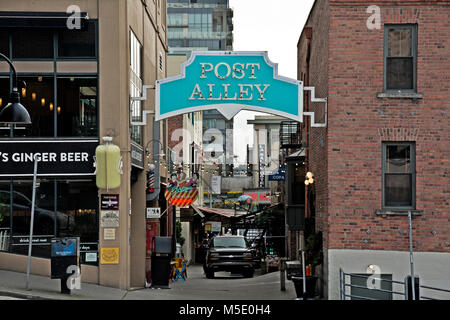 WA13606-00...WASHINGTON - l'affollato Post Alley, situato vicino al Pike Place Farmers Market nel centro di Seattle. 2017 Foto Stock