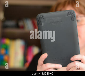 Donna lettura Amazon Kindle ereader Foto Stock