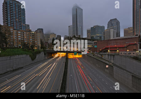 WASHINGTON - Interstate 5 vicino al Centro Congressi quando la nebbia arriva nelle prime ore del mattino nel centro di Seattle dal cavalcavia Olive Way. 2017 Foto Stock