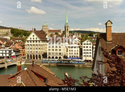 Zurigo cityscape con Predigerkirche chiesa ed edificio principale dell Università di Zurigo, Svizzera Foto Stock
