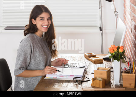 Ritratto di un felice giovane imprenditrice al lavoro Foto Stock